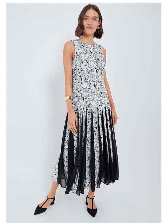 Tuckernuck Dresses & Skirts - Tuckernuck Pleated Floral Midi Dress